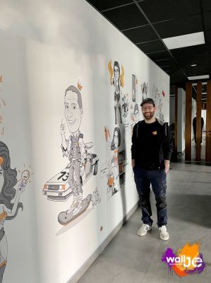 mural postaci na ścianie, karykatury wydrukowane drukiem ściennym na śląsku w korytarzu,