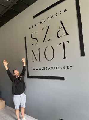 druk scienny dla restauracji ogromne logo