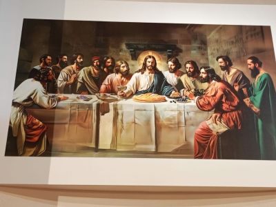 mural na ścianie w kaplicy kościelnej, wykonany drukiem ściennym dla branży sakralnej,