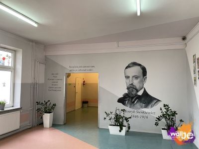 mural patrona szkoły na ścianie, druk ścienny
