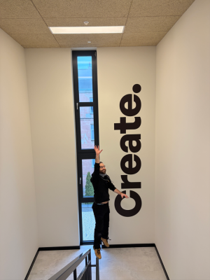 napisy drukowane na spoczniku schodow