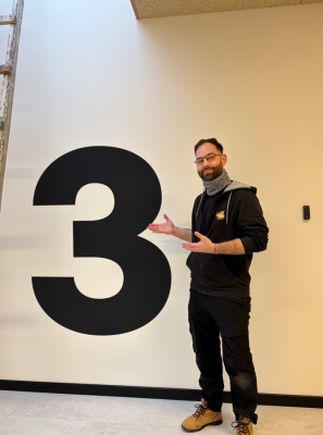 wielkoformatowy nadruk cyfry 3