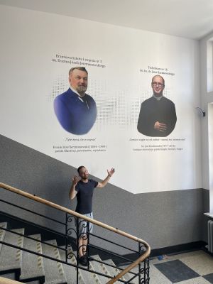 druk ścienny zamiast muralu w szkole