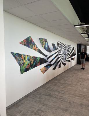 drukowanie na ścianie w biurze, mural przedstawiający miraż kolorów wykonanych drukiem ściennym, mural o wielkości 950 cm,