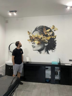 mural kobiety z kwiatami na twarzy, wykonany techniką druku ściennego w Krakowie,
