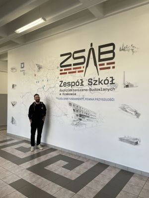 wielki druk ścienny zamiast muralu w szkole